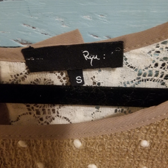 Ryu Chic Top With Bows ๐ - Picture 3 of 5